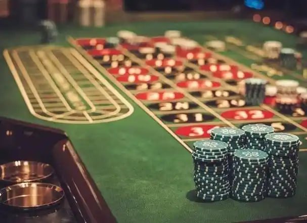 Aplikasi mobile alfaqq menampilkan meja dealer langsung blackjack dengan video streaming berkualitas tinggi